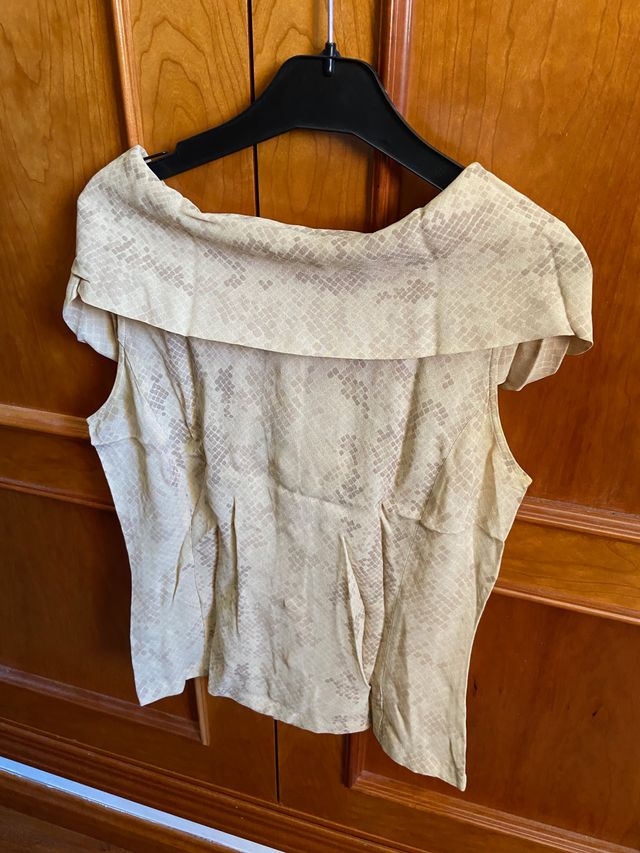 Blusa sin mangas cuello diseño con "hoodie"