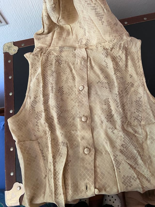 Blusa sin mangas cuello diseño con "hoodie"