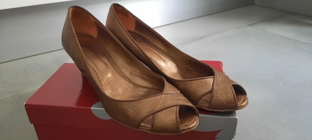 zapatos de piel color bronce, puntera abierta