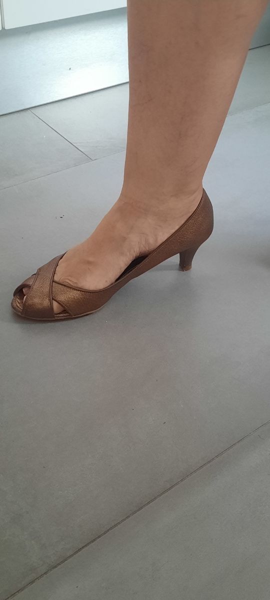 zapatos de piel color bronce, puntera abierta