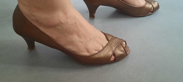 zapatos de piel color bronce, puntera abierta