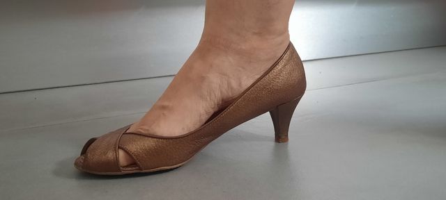 zapatos de piel color bronce, puntera abierta