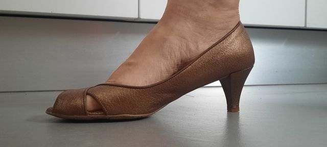 zapatos de piel color bronce, puntera abierta