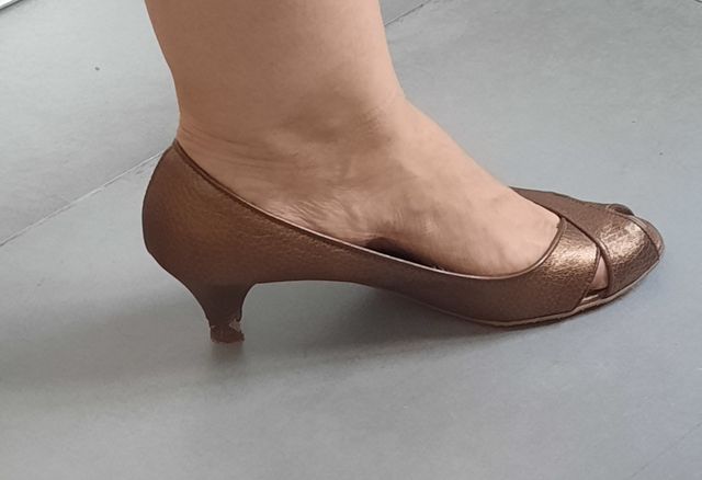 zapatos de piel color bronce, puntera abierta