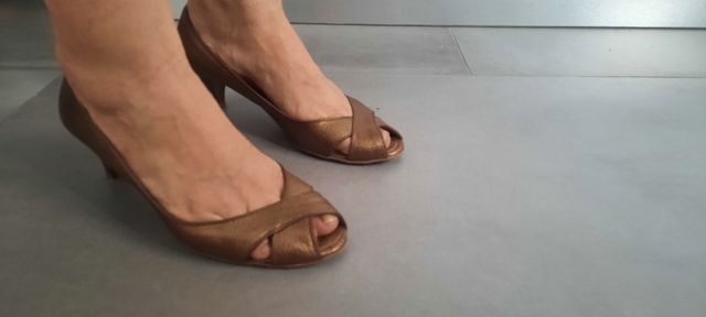 zapatos de piel color bronce, puntera abierta