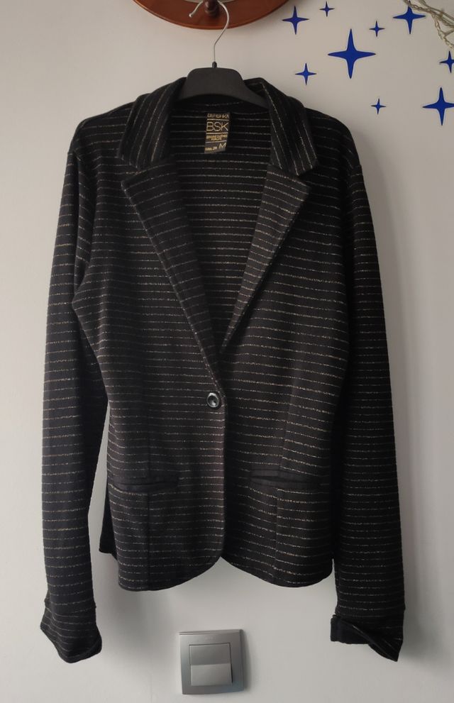 ★Chaqueta Bershka negra/detalles dorados. T: M