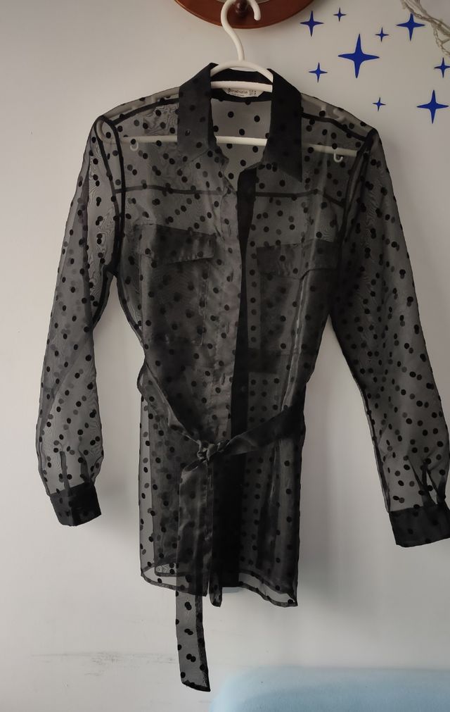 Elegante camisa transparente con cinturón. Talla M