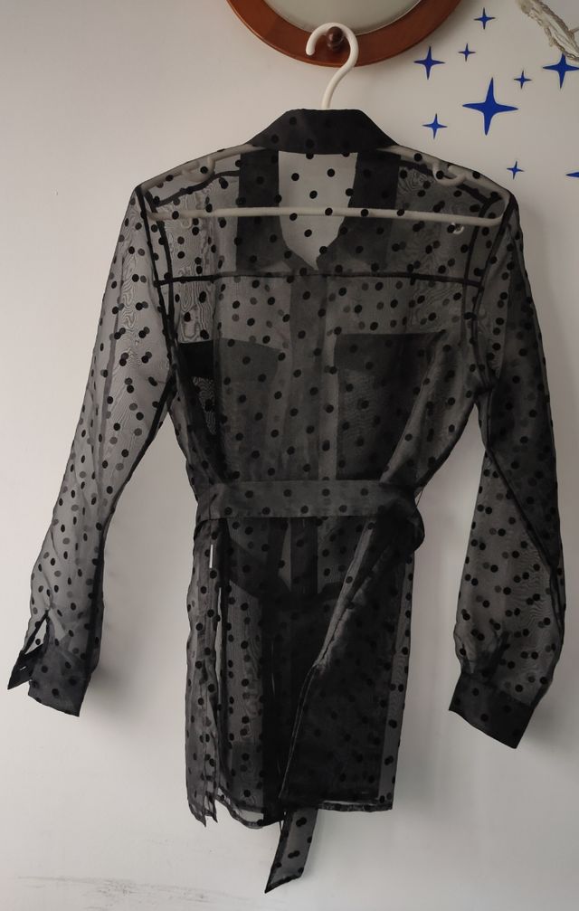 Elegante camisa transparente con cinturón. Talla M