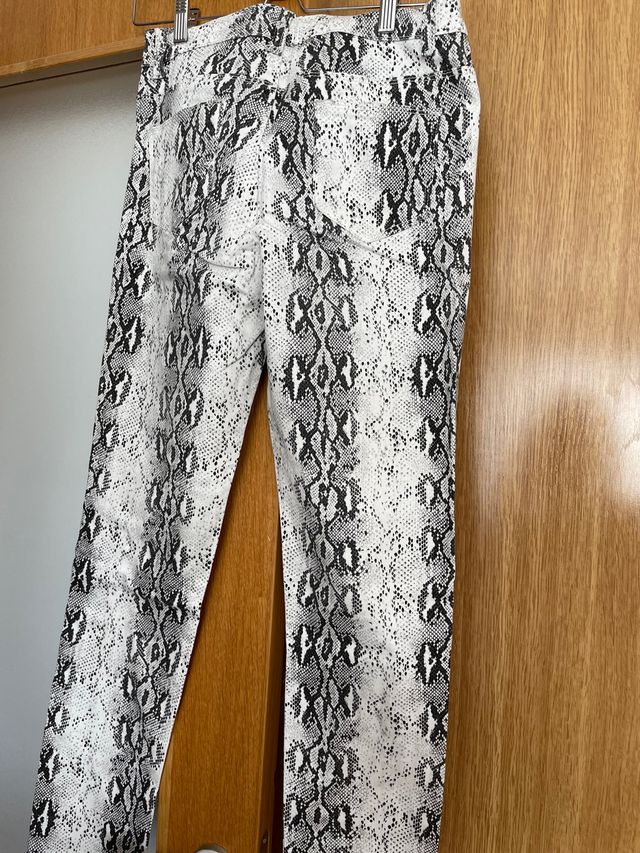 Pantalón largo estampado serpiente