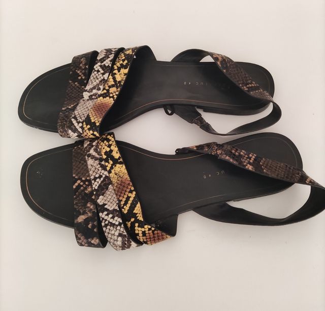 sandalias planas Zara