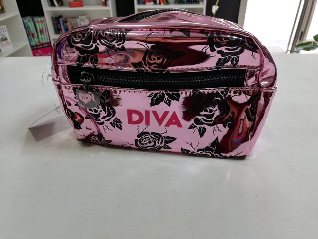 estuche la vecina rubia diva