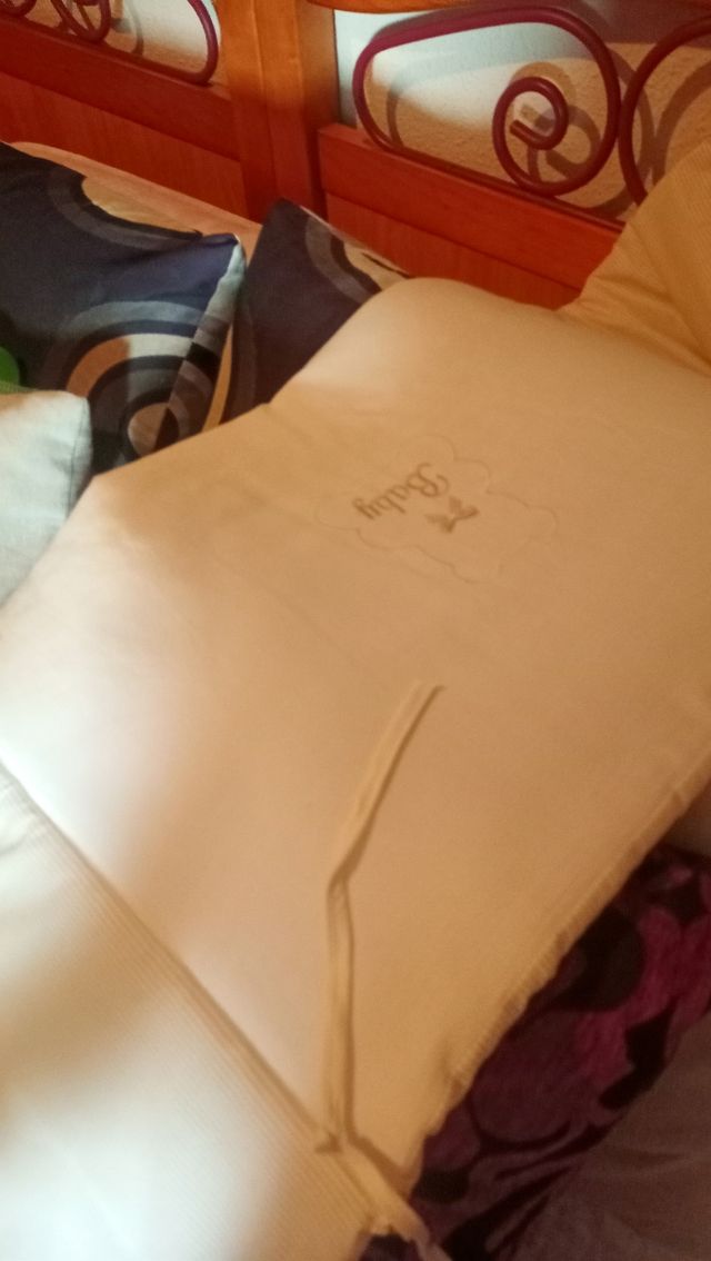 cuna de madera blanca