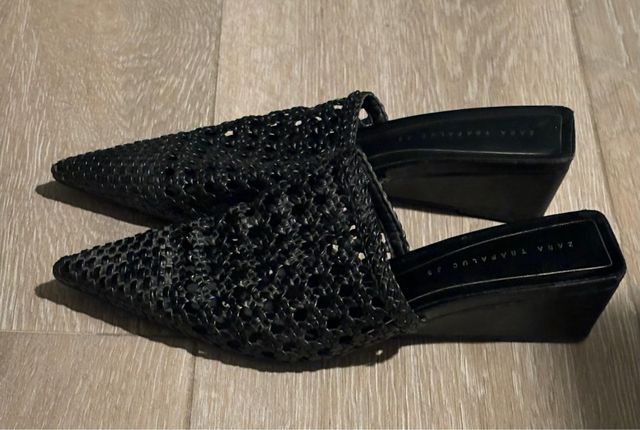 Sandalias Mule negra rafia Zara de segunda mano por 19 EUR en