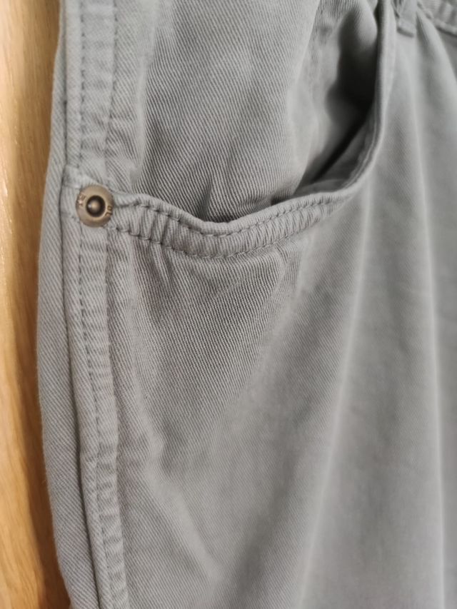 Pantalón hombre Zara. T- 46