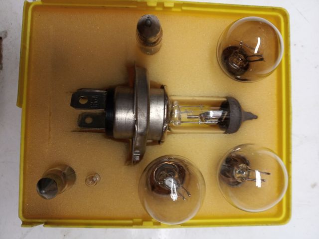 Estuche lámparas de repuesto Opel corsa