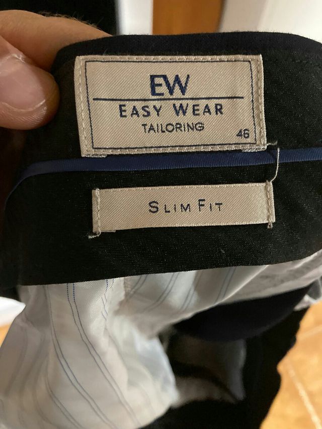 traje de hombre en color azul marino