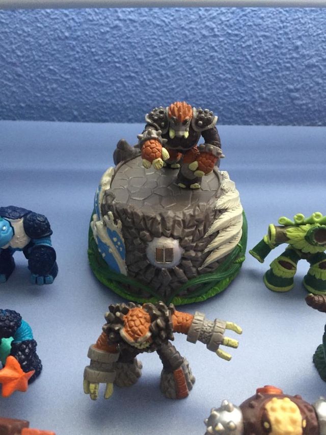 Muñecos gormiti con base habladora 