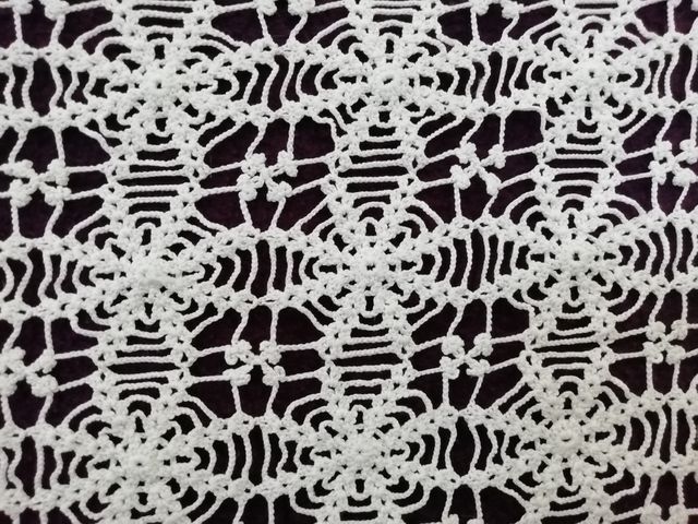 Antiguo tapete de ganchillo con flecos.