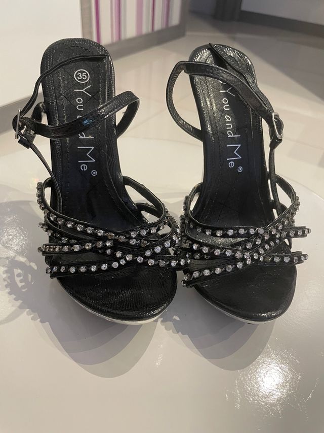 Sandalias negras con piedras