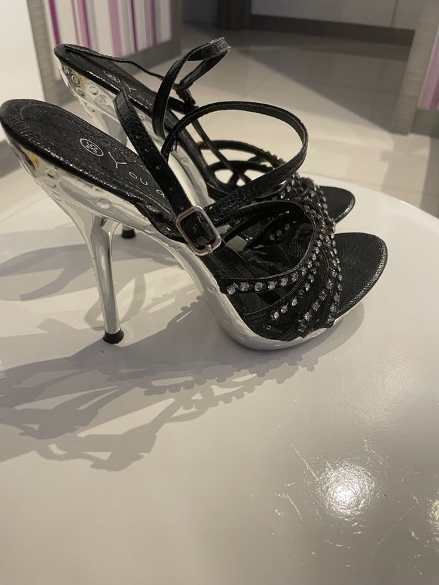 Sandalias negras con piedras