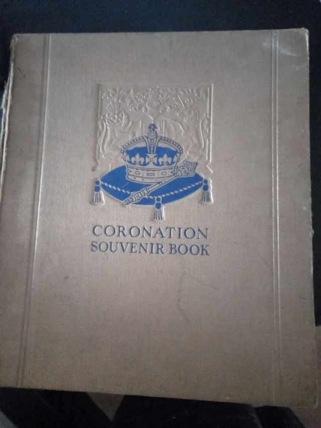 Coronación Souvenir Book