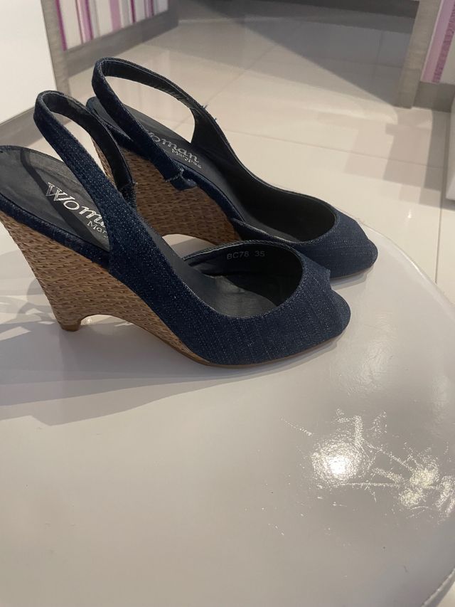 Sandalias vaqueras, da muy poca talla