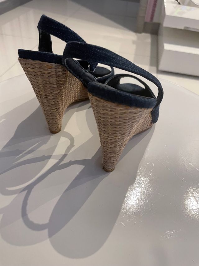 Sandalias vaqueras, da muy poca talla