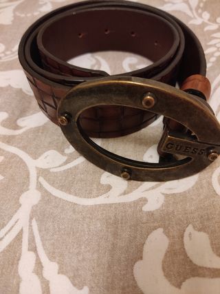 Cinturón mujer guess de cuero impecable de segunda mano por Cinturón mujer guess de cuero impecable de segunda mano por