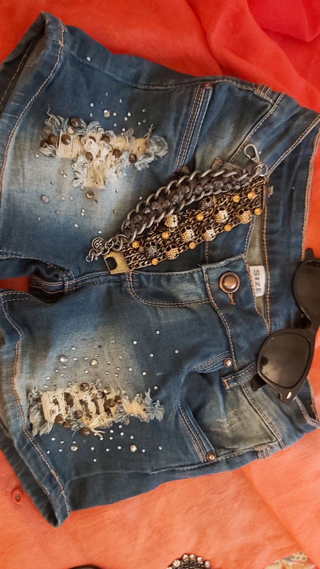 shorts jeans con effetto usura color oro