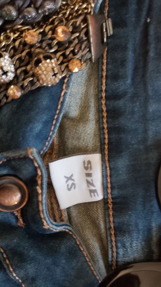 shorts jeans con effetto usura color oro