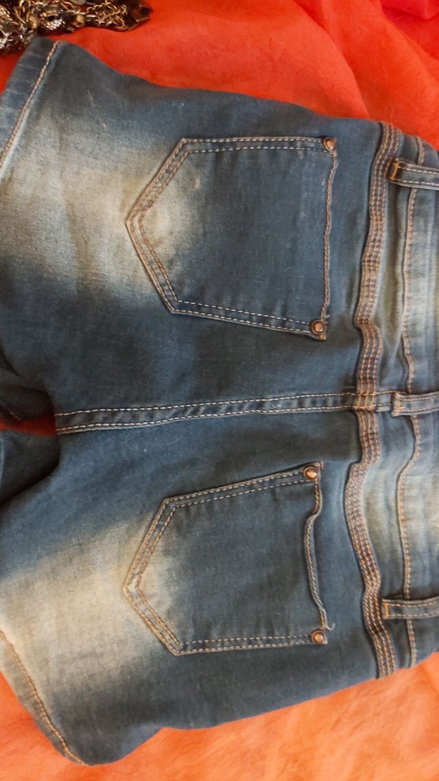 shorts jeans con effetto usura color oro