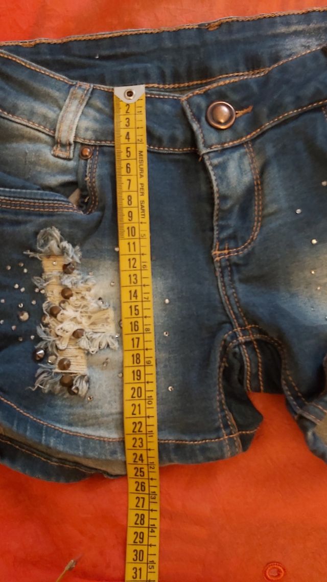 shorts jeans con effetto usura color oro