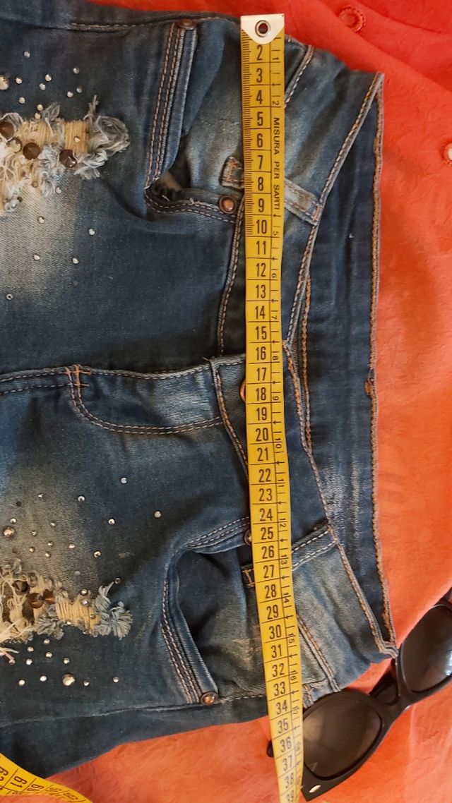 shorts jeans con effetto usura color oro