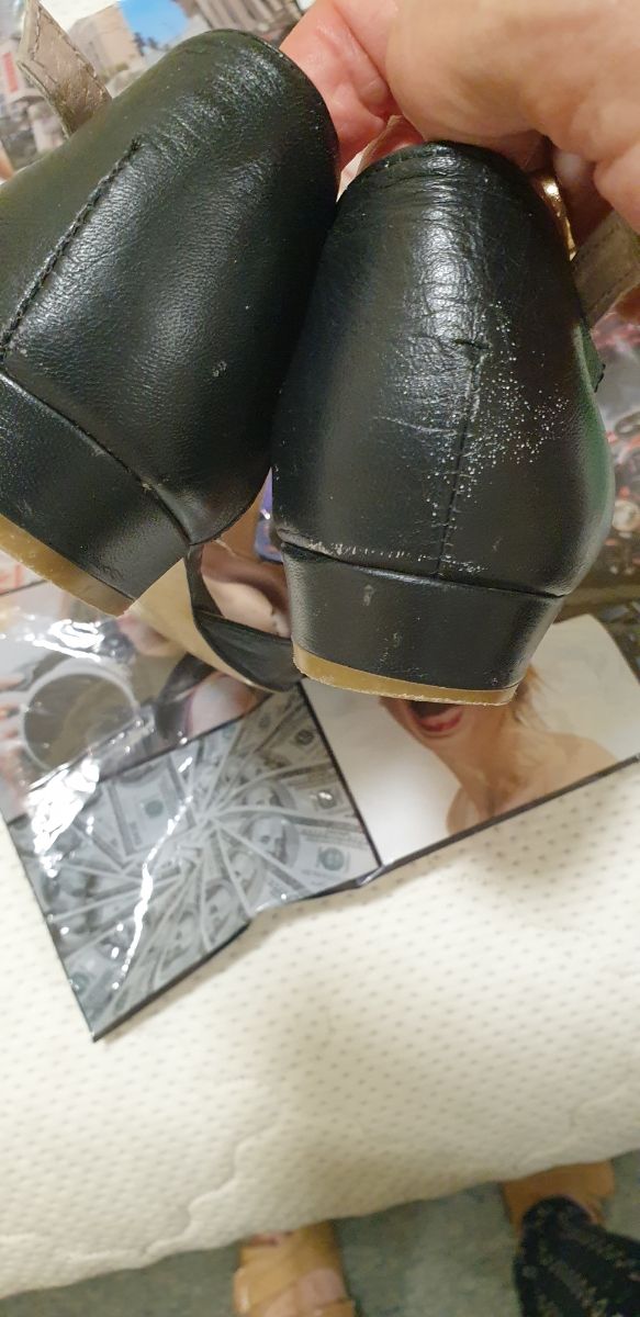 sandalias y zapatos destalonados