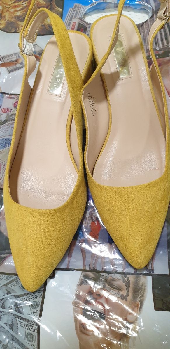 sandalias y zapatos destalonados