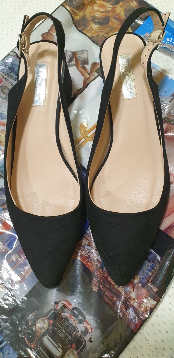 sandalias y zapatos destalonados