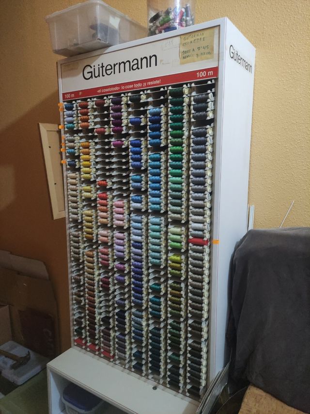 expositor gutermann con más de 1600 bobinas