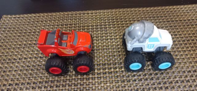 Dos coches de Monster machines en buen estado