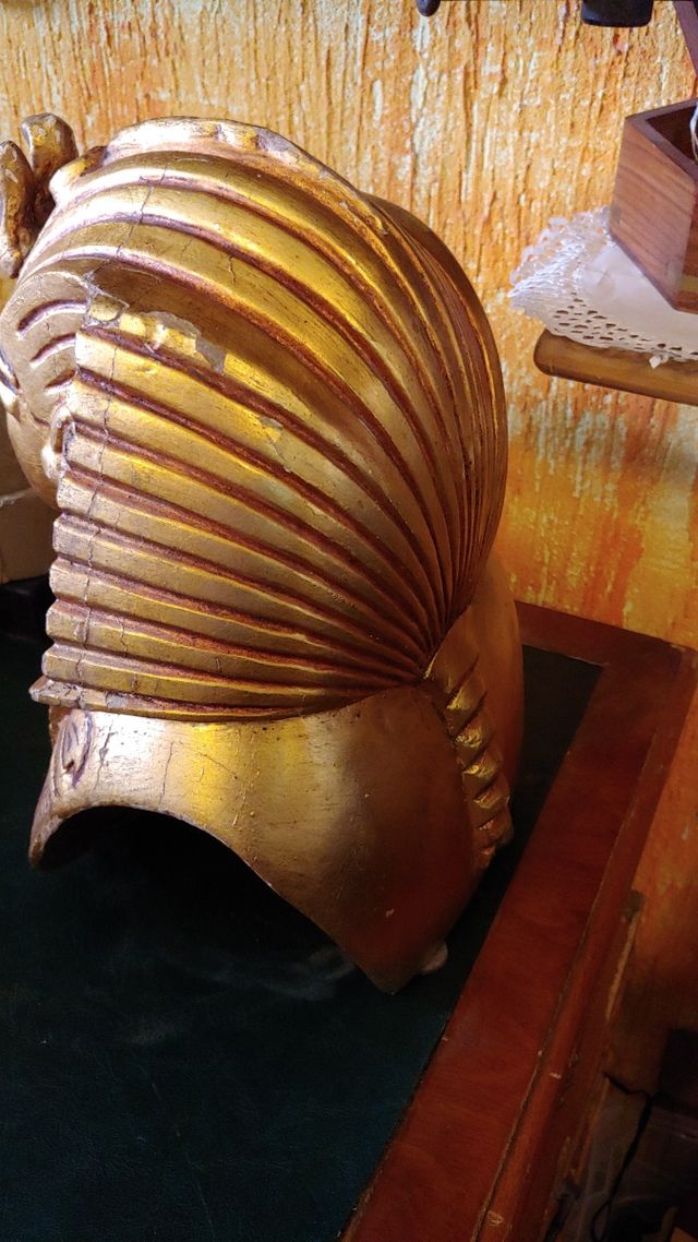 Busto Esfinge de madera . Pieza pesada.