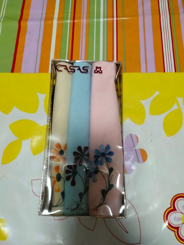 pañuelos bordados en su caja