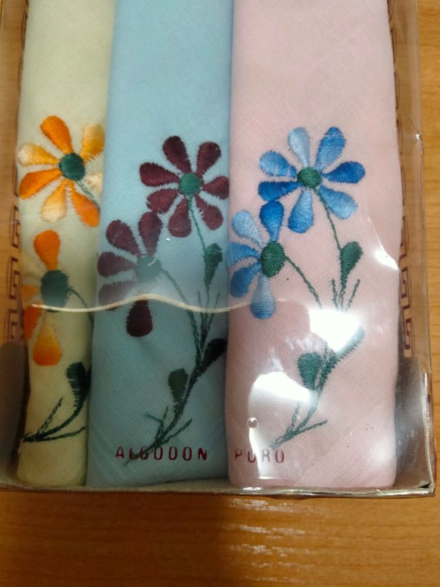pañuelos bordados en su caja