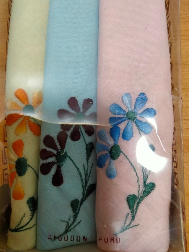 pañuelos bordados en su caja
