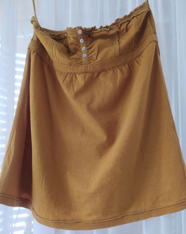 Top chica de Stradivarius color oro viejo