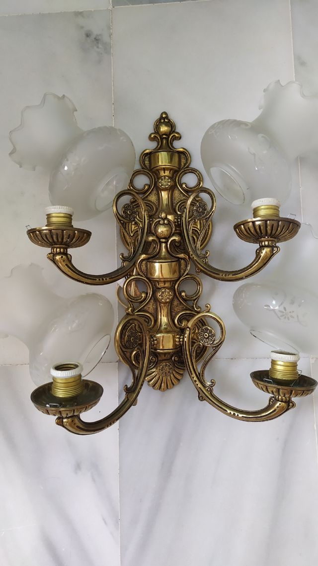 dos juegos de lampares de pared