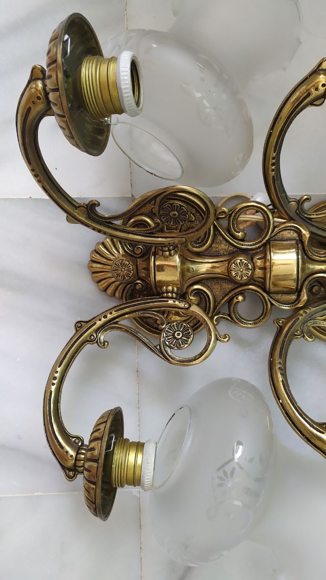 dos juegos de lampares de pared