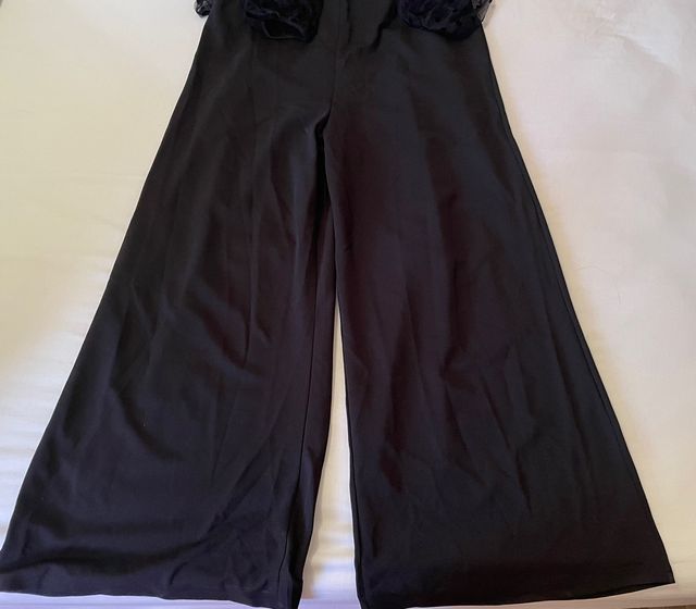 Mono negro de pierna ancha