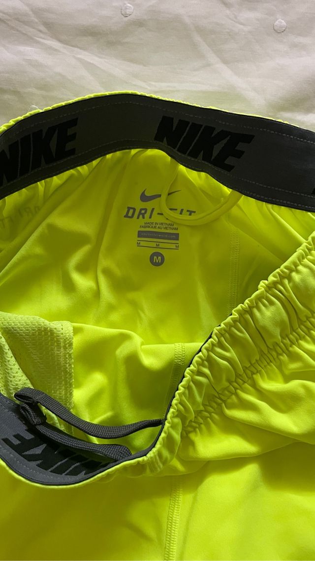 Pantalon nike amarillo