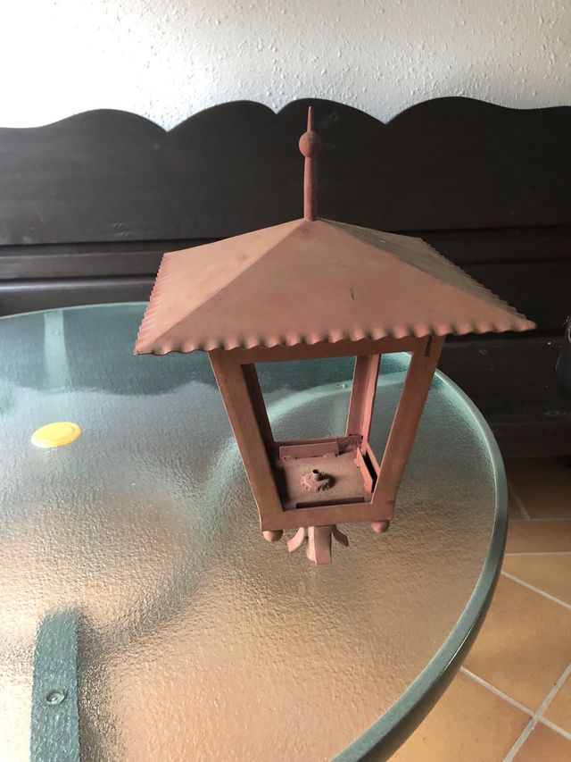 Farol sobre muro de forja artesanal