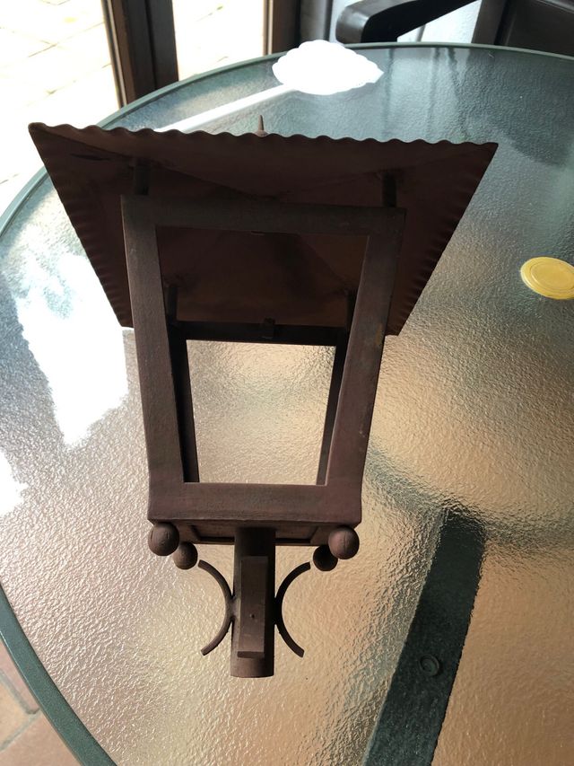 Farol sobre muro de forja artesanal