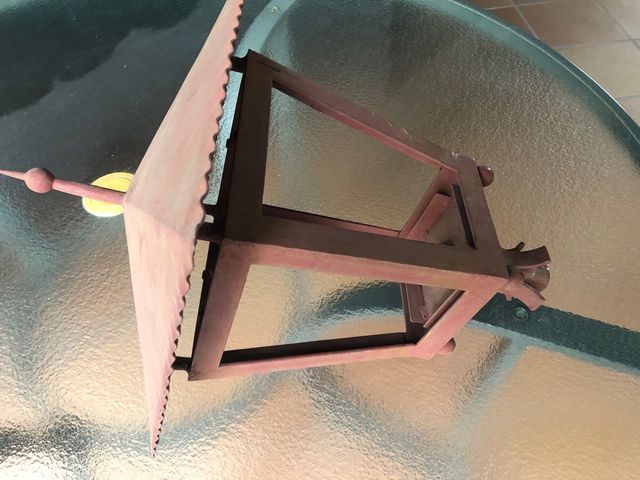 Farol sobre muro de forja artesanal